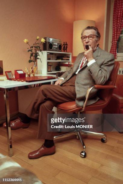 écrivain belge Georges Simenon chez lui en octobre 1981, France.