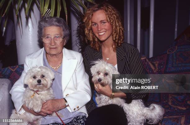 Laeticia Hallyday et son arrière grand-mère, en vacances au Cap d'Agde, accompagnées de leurs chiens, 22 Juin 1996, France.