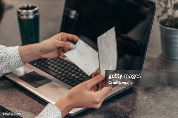cheque de depósito - cheque fotografías e imágenes de stock