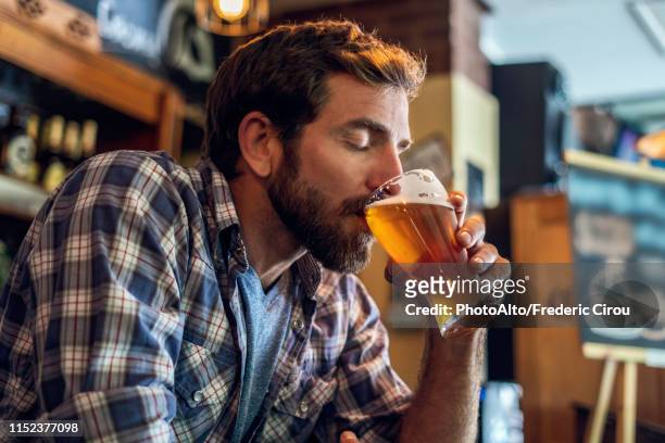 man drinking beer - beer stock-fotos und bilder