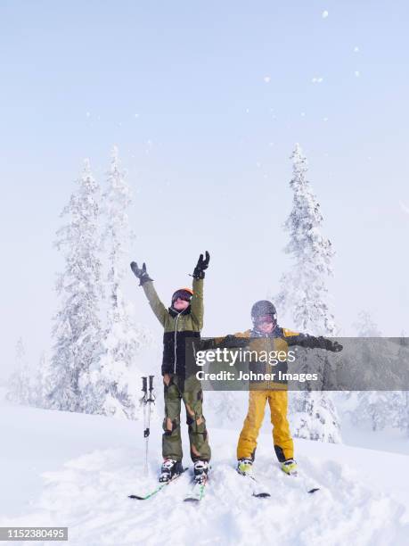 kids skiing - alpineskiën stockfoto's en -beelden