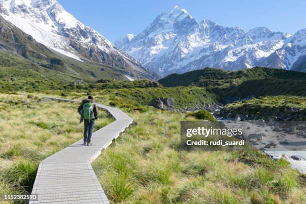 ein spaziergang in mt cook area, aoraki, neuseeland - mt cook stock-fotos und bilder