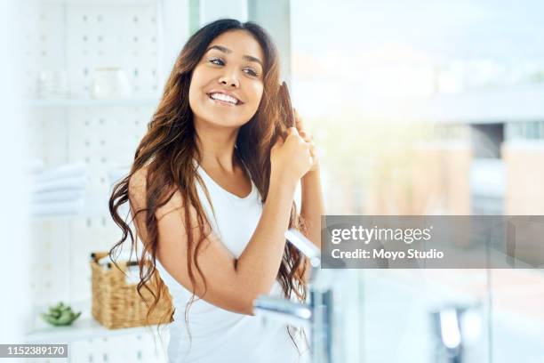 preparándose para el día - peinar fotografías e imágenes de stock