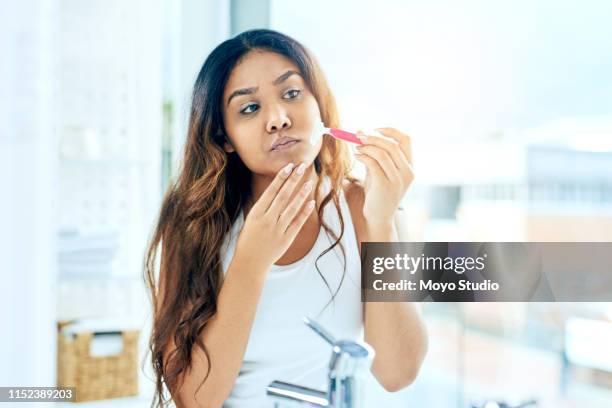 se débarrasser des cheveux indésirables - pilosité faciale photos et images de collection