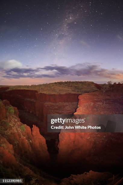 milky way over hancocks gorge. karijini national park. - karijini national park stock pictures, royalty-free photos & images