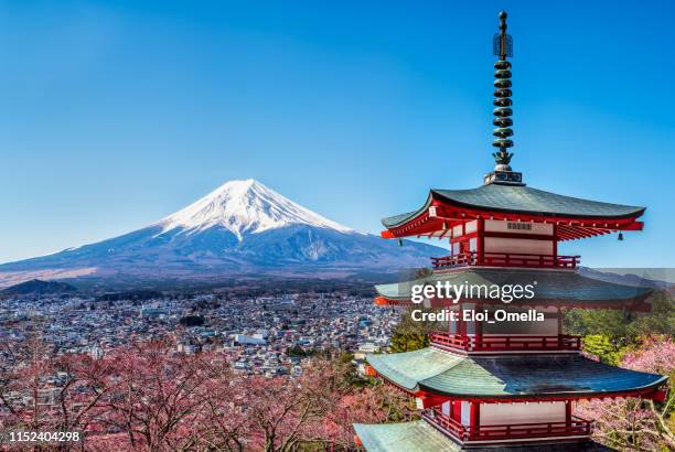 mt fuji schneebedeckt und die chureito pagode, eine fünfstöckige pagode auch bekannt als das fujiyoshida cenotaph monument, fujiyoshida, japan - japan stock-fotos und bilder