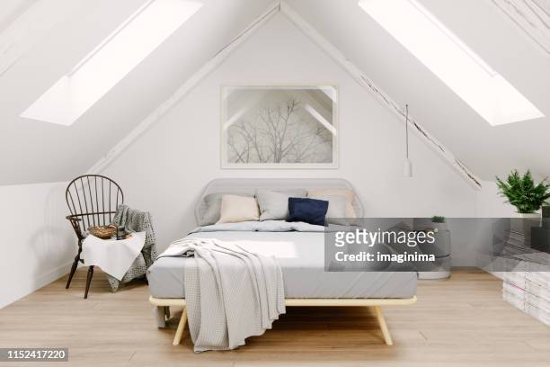interni della camera da letto in soffitta in stile scandinavo - penisola scandinava foto e immagini stock