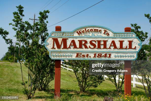 marshall texas sign welcoming visitors to the city - town sign stock pictures, royalty-free photos & images