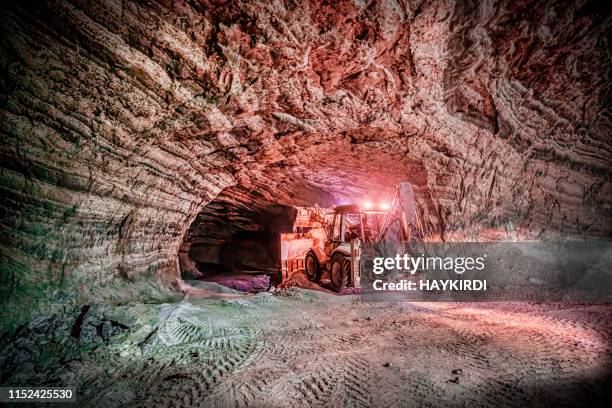 salzhöhle und ein ladefahrzeug arbeiten - salt mineral stock-fotos und bilder