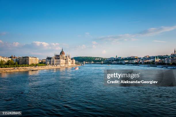 de mening van de rivier van ongedierte van de donau - donau vallei stockfoto's en -beelden