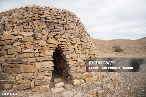 ancient beehive tomb, necropolis in bat al-khum, sultanate of oman, arabian peninsula - religiöse stätte stock-fotos und bilder