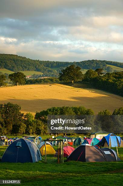 camping dans un champ - freshgrass festival photos et images de collection