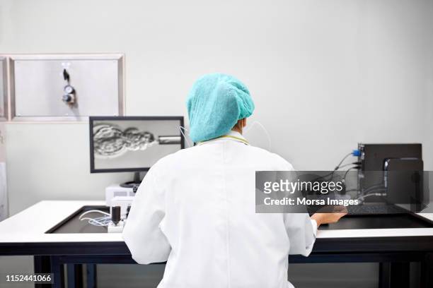 técnico de laboratorio realizando la fertilización in vitro - infertilidad fotografías e imágenes de stock