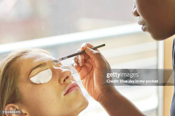 a beautician at work with her client - bleached hair fotografías e imágenes de stock