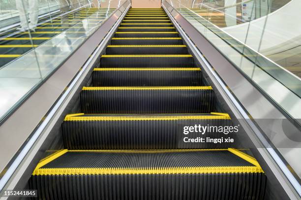 escalator in the mall - roltrap stockfoto's en -beelden