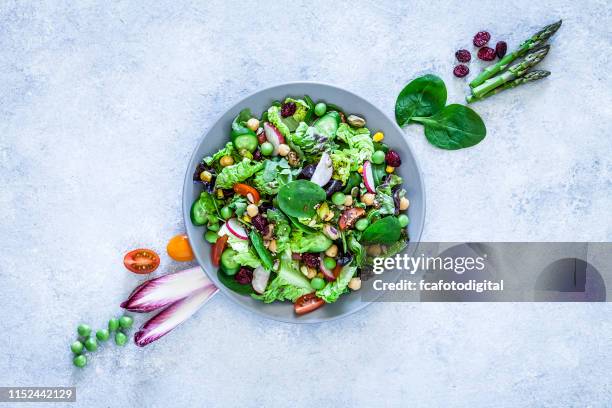 veganistisch eten: gezonde verse groenten salade schot van boven - groene salade stockfoto's en -beelden