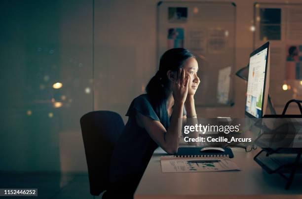 ik denk dat het tijd is om te noemen het een nacht - staring stockfoto's en -beelden