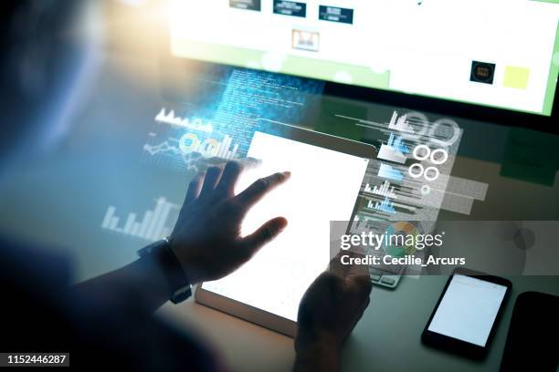 wenn es online ist, wird er es finden - berührungsbildschirm stock-fotos und bilder