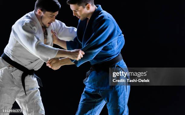 mannelijke judo spelers concurreren tijdens de wedstrijd - judo stockfoto's en -beelden