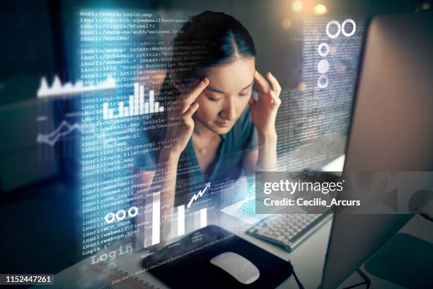 te veel informatie te verwerken - informatiestress stockfoto's en -beelden