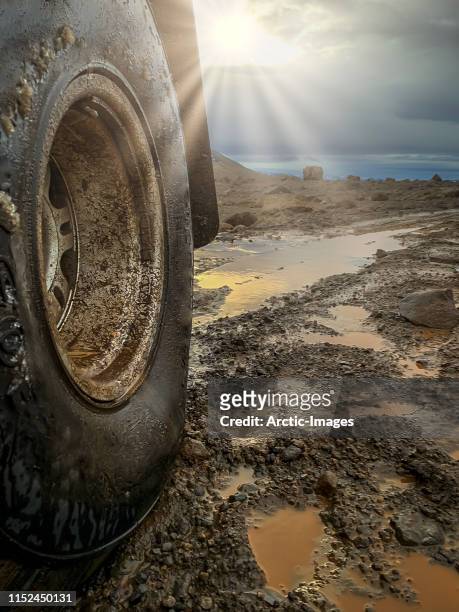 muddy truck, central highlands, iceland - mud splatter stock pictures, royalty-free photos & images