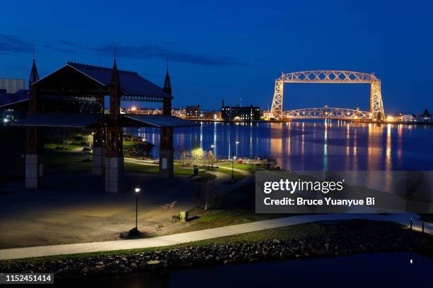 aerial lift bridge at night - duluth aerial lift bridge stock pictures, royalty-free photos & images