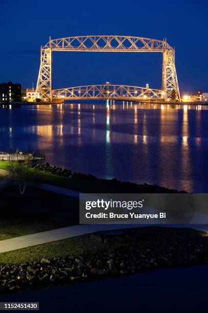 aerial lift bridge at night - duluth aerial lift bridge stock pictures, royalty-free photos & images