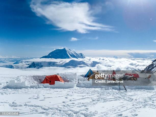 山でキャンプ冬の遠征 - mt mckinley ストックフォトと画像