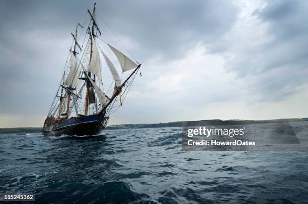 tall schiff segeln - boat old stock-fotos und bilder