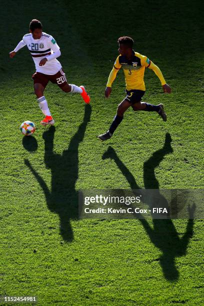 Diego Palacios of Ecuador battles for the ball with Adrian Lozano of Mexico during the 2019 FIFA U-20 World Cup group B match between Ecuador and...
