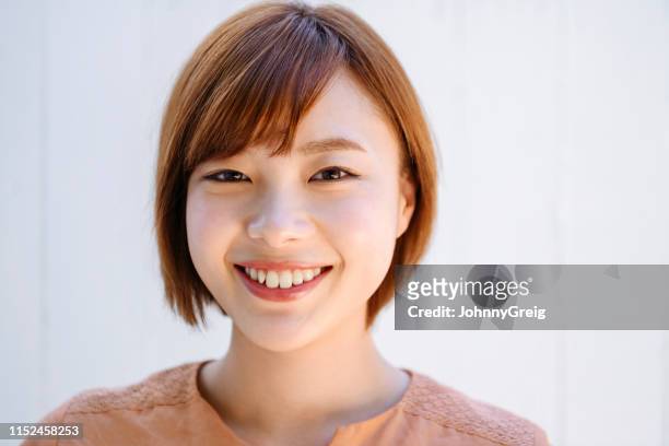 portrait de femme japonaise attirante souriant à l’appareil-photo - femme frange photos et images de collection