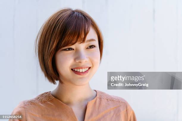 カメラから離れて見て魅力的な若い女性の肖像 - 若い女性 日本人 顔 ストックフォトと画像
