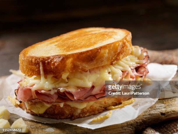 croque monsieur, gegrilde kaas sandwich met zwarte woud ham, gruyere en bechamelsaus saus - tosti stockfoto's en -beelden