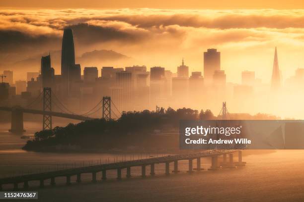 bay area golden hour closeup with layers of fog - skyline san francisco stock-fotos und bilder