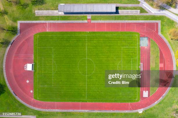 sportstadion von oben betrachtet - leichtathletikstadion stock-fotos und bilder