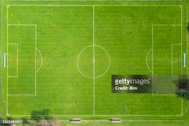 luchtfoto van voetbalveld - aerial view of football field stockfoto's en -beelden
