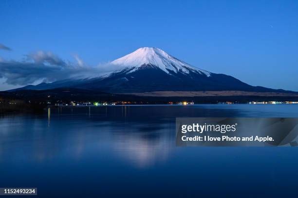 fuji and lake yamanaka - präfektur yamanashi stock-fotos und bilder