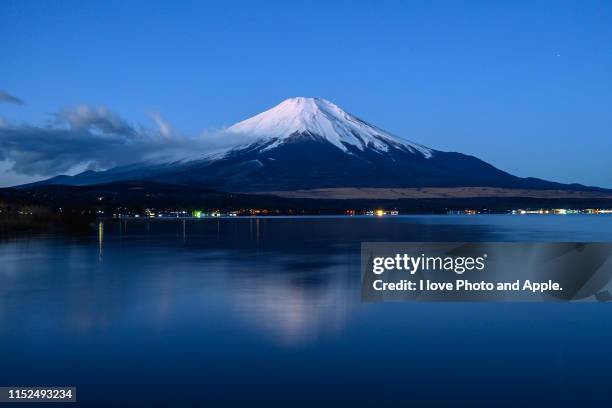 fuji and lake yamanaka - yamanashi stockfoto's en -beelden