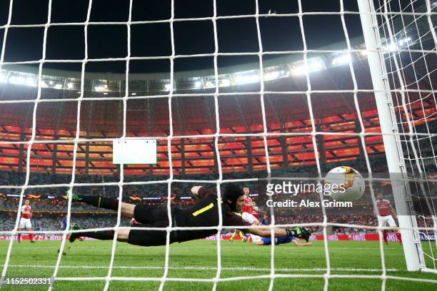 Olivier Giroud of Chelsea scores his team's first goal during the UEFA Europa League Final between Chelsea and Arsenal at Baku Olimpiya Stadionu on...