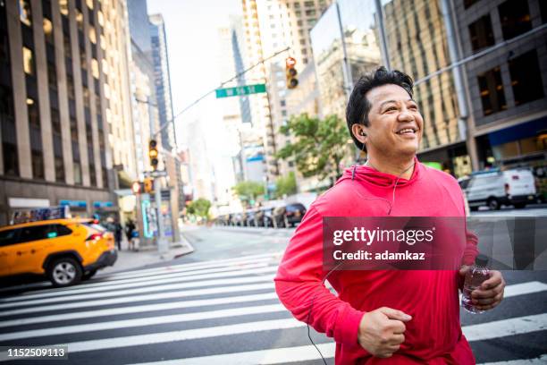 volwassen hispanic man draait in de stad - nyc marathon 2019 stockfoto's en -beelden