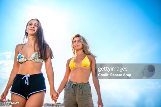 twee zuster op het strand - skip stockfoto's en -beelden