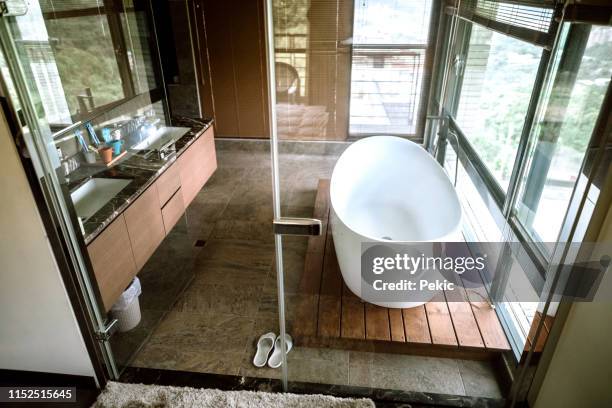 interni ampi del bagno - porta scorrevole foto e immagini stock