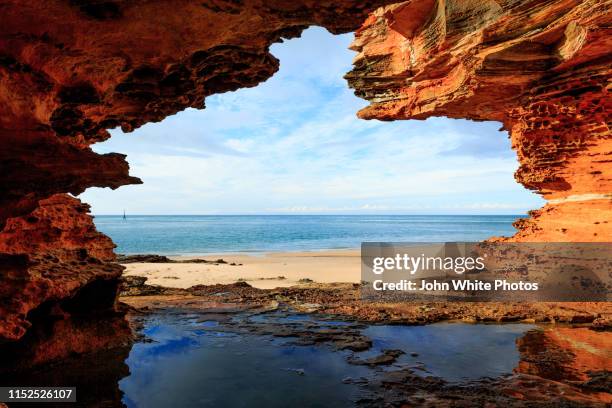 coastal cave. sandstone cliffs. broome. - broome imagens e fotografias de stock