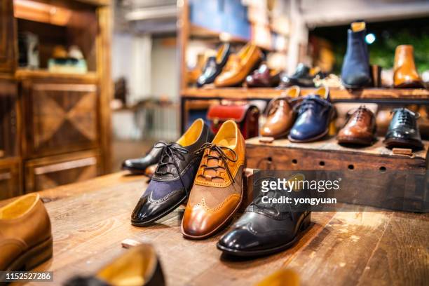 chaussures de boutique dans un magasin - magasin de chaussures photos et images de collection