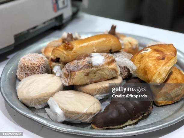 sweet bread and a tray - sweet bread stockfoto's en -beelden