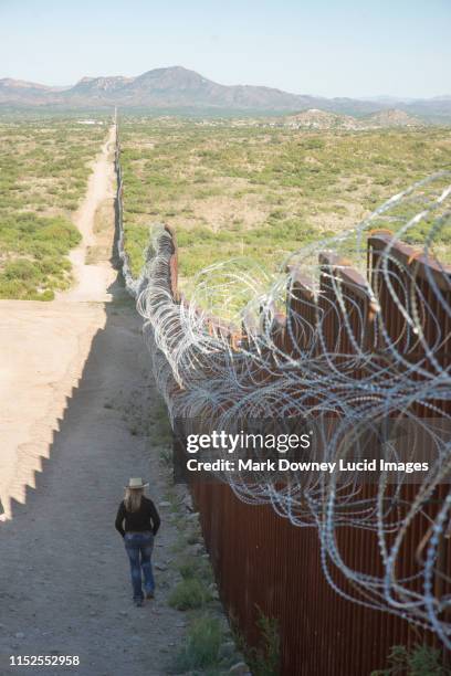 border wall - staatsgrenze stock-fotos und bilder