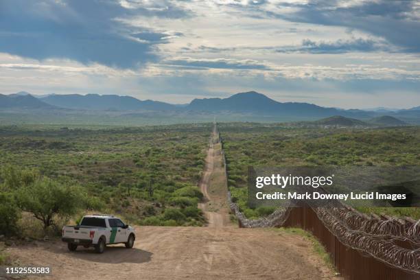 border wall - mexico border wall stock pictures, royalty-free photos & images