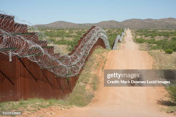 border wall - frontera internacional fotografías e imágenes de stock