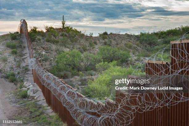 border wall - mexico border wall stock-fotos und bilder