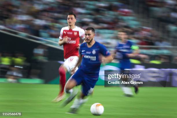 Eden Hazard of Chelsea eludes Mesut Ozil of Arsenal during the UEFA Europa League Final between Chelsea and Arsenal at Baku Olimpiya Stadionu on May...